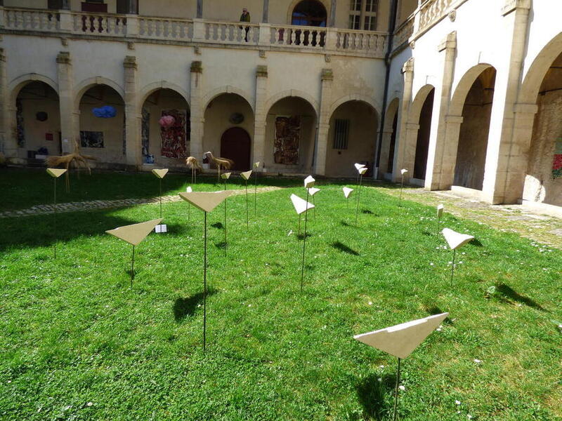 Dans le cloître de l'Hôtel-Dieu de Dole en 2025